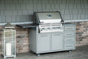 High-quality Challenger outdoor grill with stainless steel finish. Perfect for outdoor cooking and e.